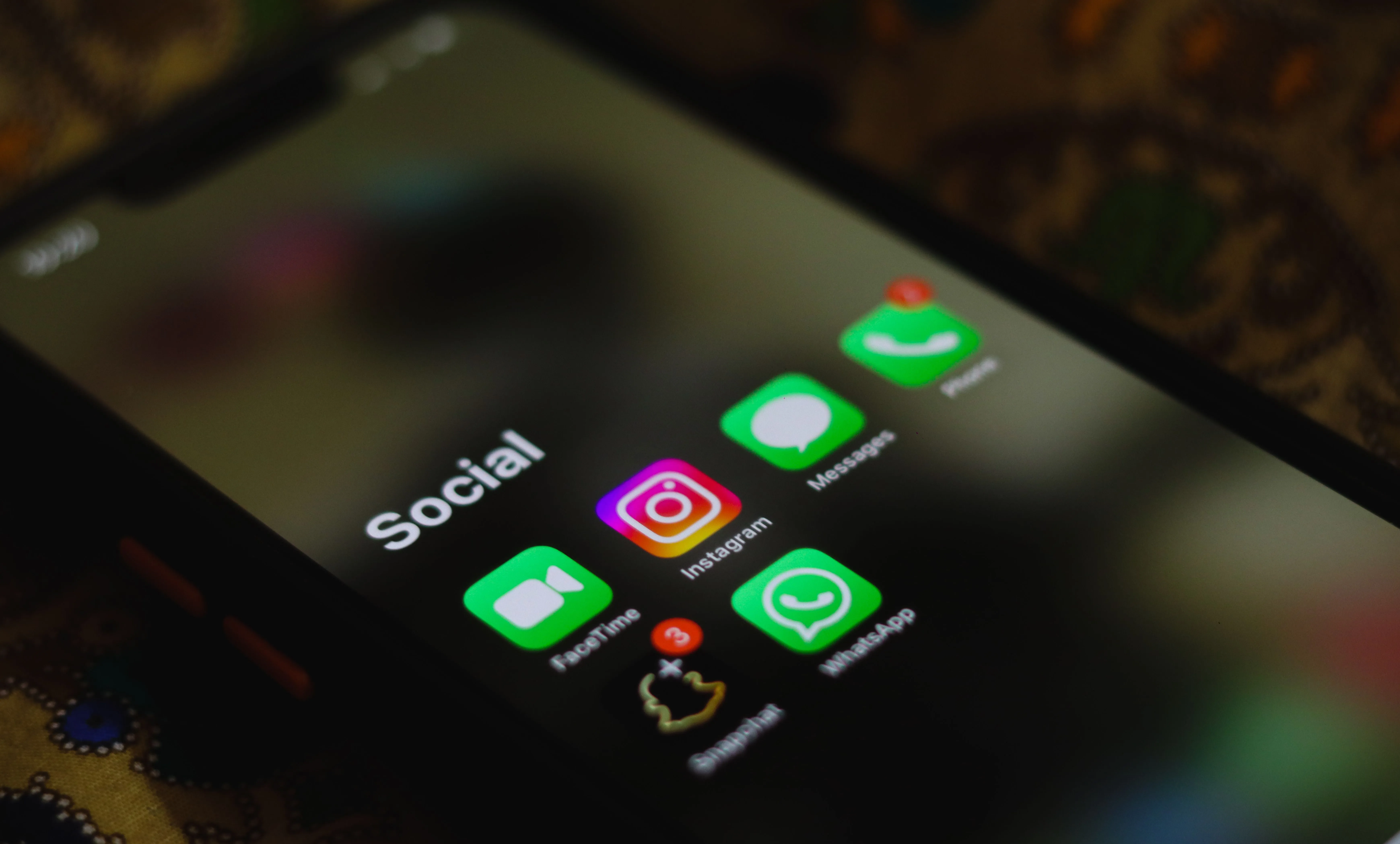 Mòbil amb aplicacions de xarxes socials: gestió de xarxes socials per a empreses